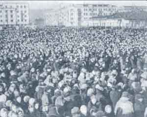 Красноярск, 5 марта 1953 года, день смерти Сталина. Площадь Революции. Квартала домов, включающего краевую библиотеку, казино и т.д., еще не было. Трибуна находилась у деревянного здания кинотеатра «Луч», к которой и собрались люди. Многие плакали, еще не ведая о том, каким «вождь и учитель всех народов» был в действительности