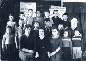 Дети репрессированных (Кезанен Надя, Матуняк Леня, Якунина Нина, Лаутеншлегер
Лиля, Григориади, Паянен и другие). Станок Старая Игарка, школа № 8. 1960 г.