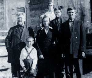 В.П.Бунев и Ф.В.Бунев с женой и сыном (кондвор ДОКа, 1936 г.)