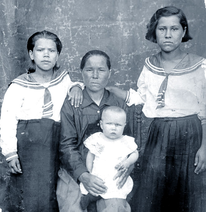 Евдокия Яковлевна Чухарева с дочерьми Ефросиньей, Софьей и Любой (на руках). Томск, "спецпосёлок" Черемошники, декабрь 1937 г. (после ареста А.П.Чухарева).