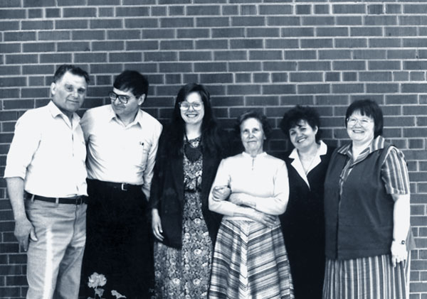 Встреча через 45 лет. Слева направо: Андрей Михайлович Любченко, его брат Евгений Михайлович, его дочь Катерина (Кэти), Ольга Антоновна, Валентина Петровна и Джуен, жена Евгения. Его семья сейчас живет под Нью-Йорком. Торонто, 1989 г.
