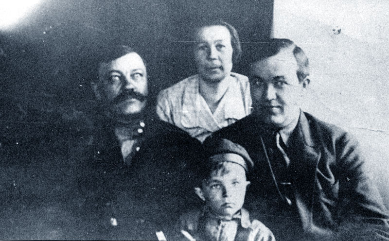 Г.Н.Никулин с родителями и сыном 1936 г. Красноярск