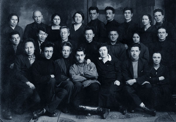 Слушатели Коммунистического университета трудящихся Востока. В первом ряду первая справа - Мария Сагоян, жена П.Сагояна. В третьем ряду третий справа - Петр Сагоян. Москва, 1927 г.