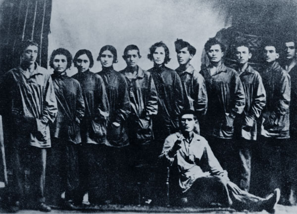 "Синяя блуза" Ахалкалакского уезда комитета комсомола Грузии. В середине со свистком сидит секретарь укома комсомола Петр Сагоян. 1922-1923 гг.