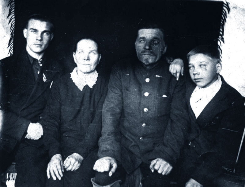 Степан Дмитриевич СМОРОДИН (1878-1948) с женой и сыновьями. Красноярск, 1940 год.