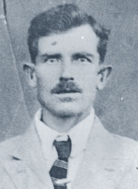 Stankevich_iU_stoit_sprava_Kamarchaga_1933.jpg (11739 bytes)