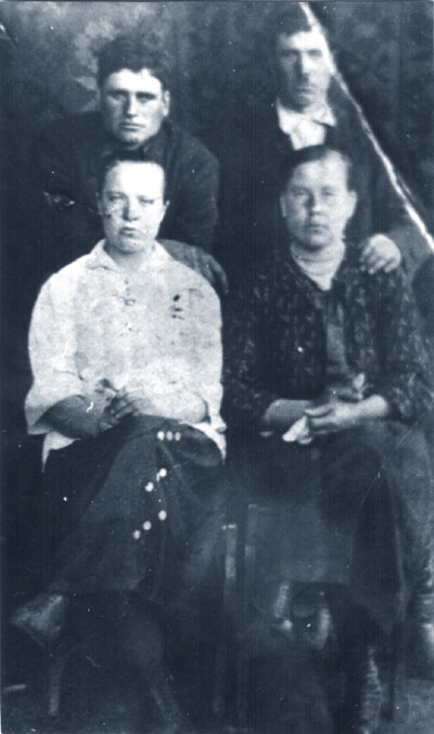 И.В.Шкутан с семьёй и У.В.Шкутаном (Креславка, около 1935 г.)