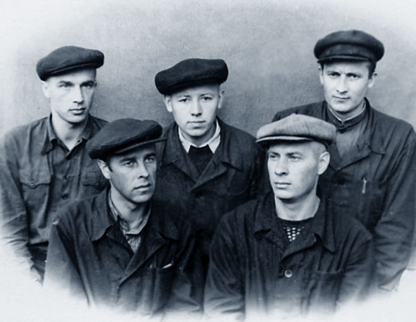 Заключенные 2-го лаготделения Норильлага (Кайеркан). Нижний ряд (слева направо): Витаутас Бельсис, Петрас Кланаускас; верхний ряд: Витаутас Микутенас, Пранас Бучис, Ионас Чепонис. 1954 г.