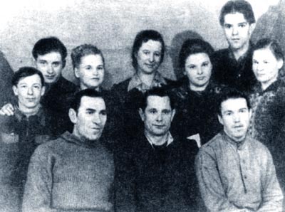 Машинисты и кочегары смены рабочих Игарской городской электростанции. Все - ссыльные. Из них - двое русских, остальные - литовцы. В первом ряду первый слева - старший машинист С.К.Бондаревский, второй - начальник смены В.И.Бакланов